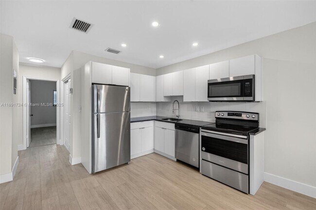 Foto del edificio - 615 NE 26th St