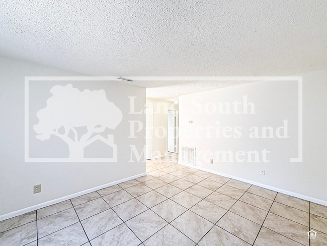 Foto del edificio - 5859 Charlton Dr