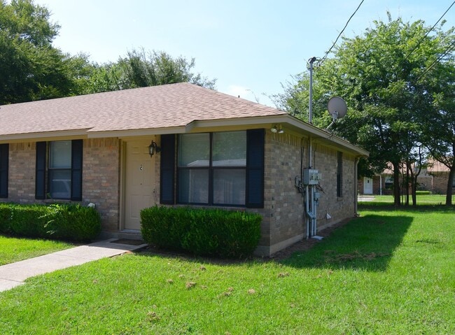 Building Photo - 203 Memory Ln