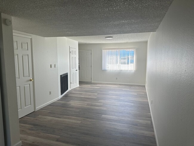 Building Photo - 2Bed, 1.5Bath Two Story in GJ!!!