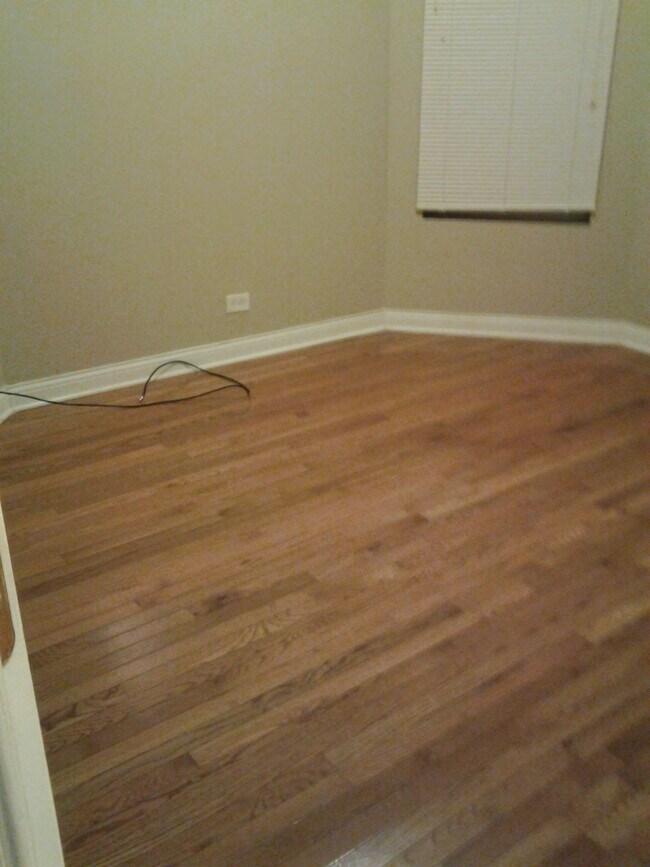 Dormitorio - 6630 S Ingleside Ave