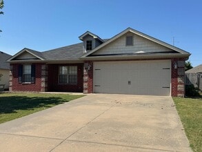 Building Photo - 221 Colony Ct