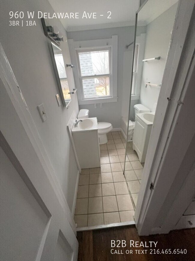 Building Photo - 960 W Delaware Ave