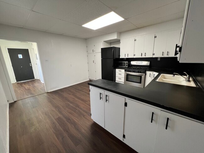 Kitchen - 625 E 21st St