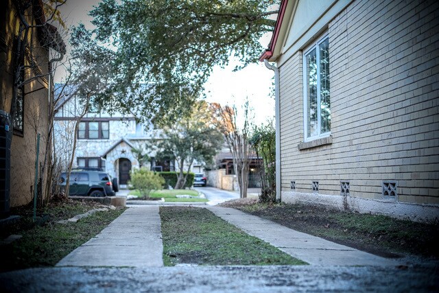 Building Photo - 123 E Lullwood Ave