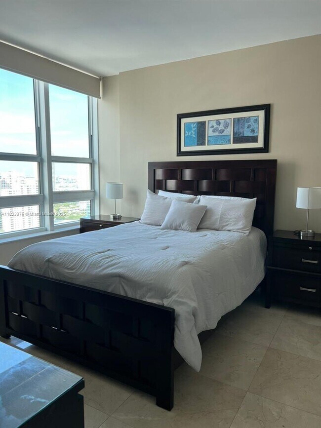 Building Photo - 950 Brickell Bay Dr