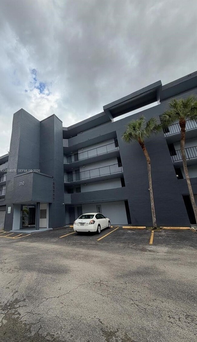 Building Photo - 310 Fontainebleau Blvd