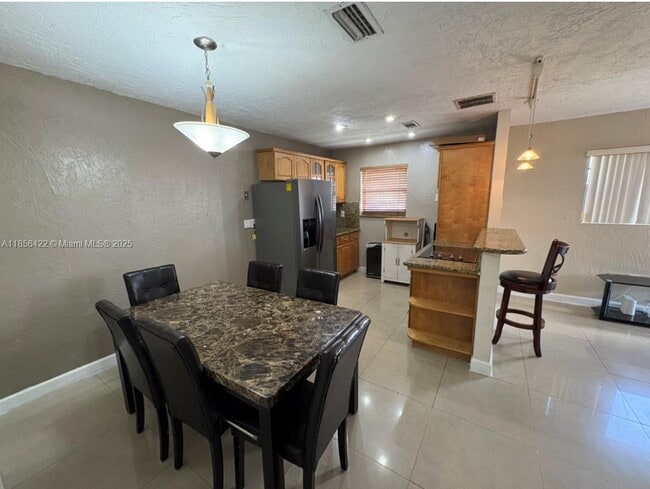 Foto del edificio - 3480 NW 208th St