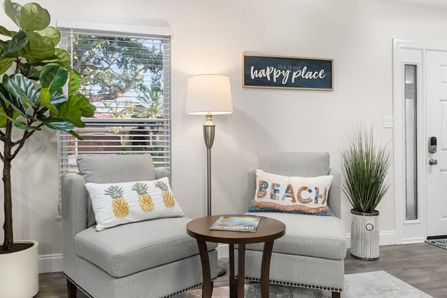 Building Photo - 802 Camelia Dr