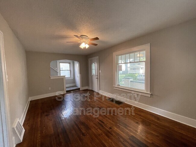 Building Photo - 216 Lexington Ct