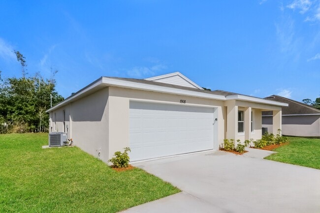 Building Photo - 1831 SE Airoso Blvd