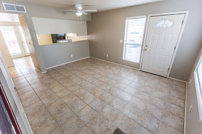 Building Photo - 2841 E Beck Ln