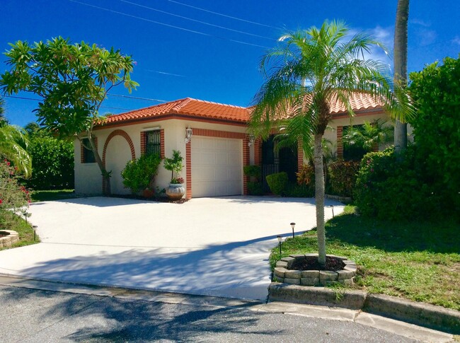 Building Photo - 1035 Soelca Dr
