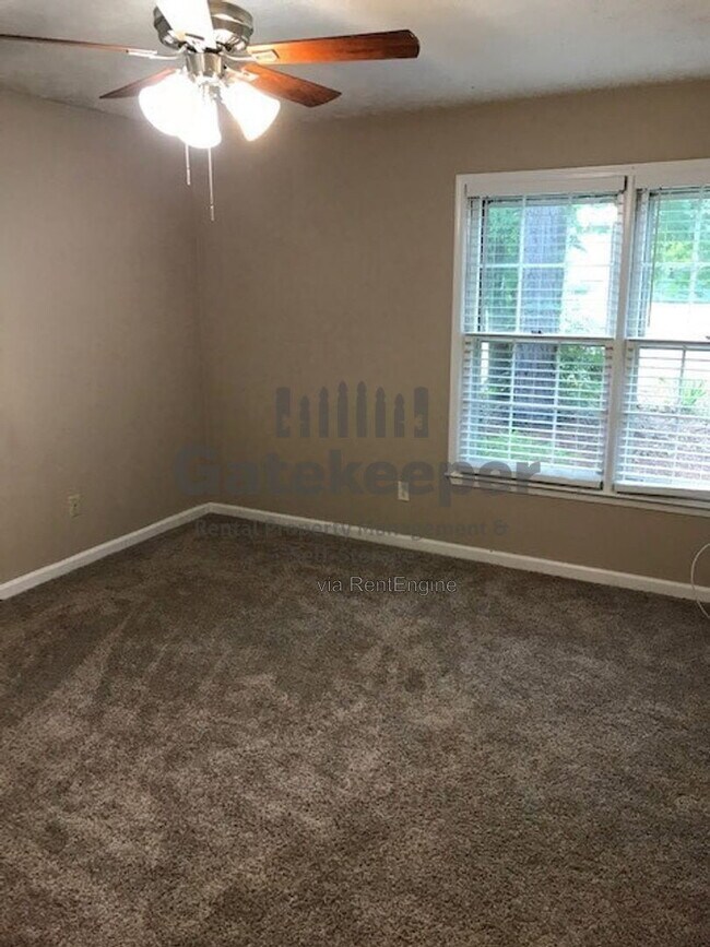 Building Photo - 207 Meadow Run