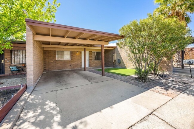 Building Photo - Fort Lowell Town Home