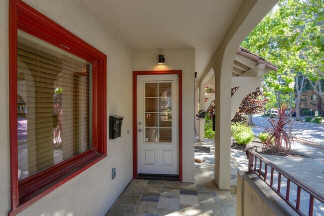 Foto del edificio - 645-651 Lytton Ave