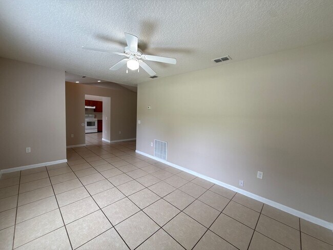 Foto del edificio - SILVER SPRINGS SHORES 3/2/2