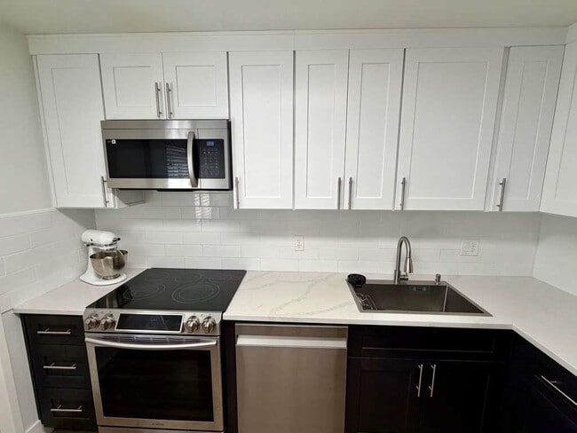 Building Photo - 2651 S Palm Aire Dr