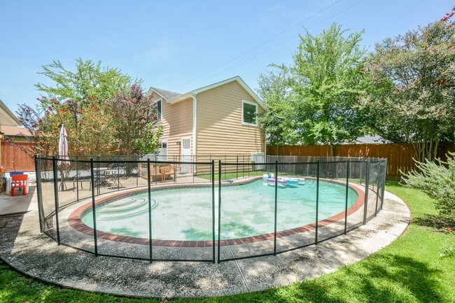 Building Photo - 9906 Cedardale Dr