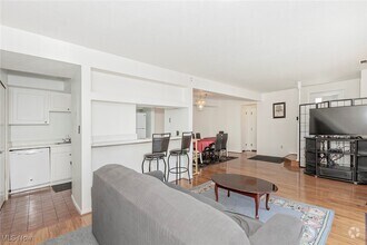 Building Photo - 9859 Independence Dr