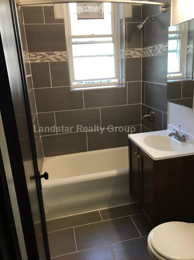 Building Photo - 5542 W Leland Ave