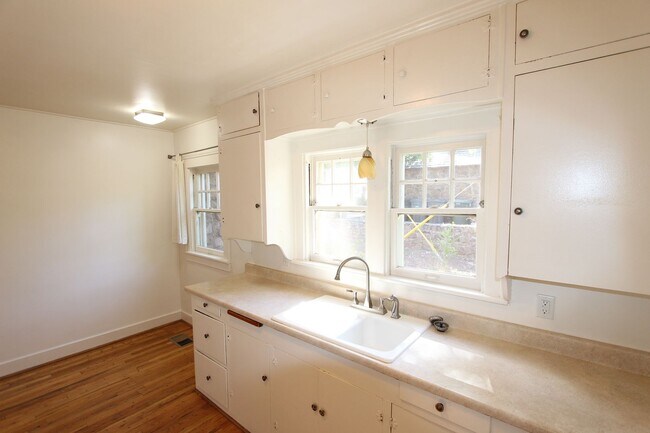 Building Photo - Charming 3BR Home Near Downtown | Hardwood Floors + Washer/Dryer
