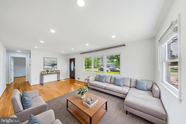 Foto del edificio - 7411 Tillman Dr
