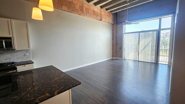 Salas familiares y comedores de planta abierta - 2545 S Dearborn St