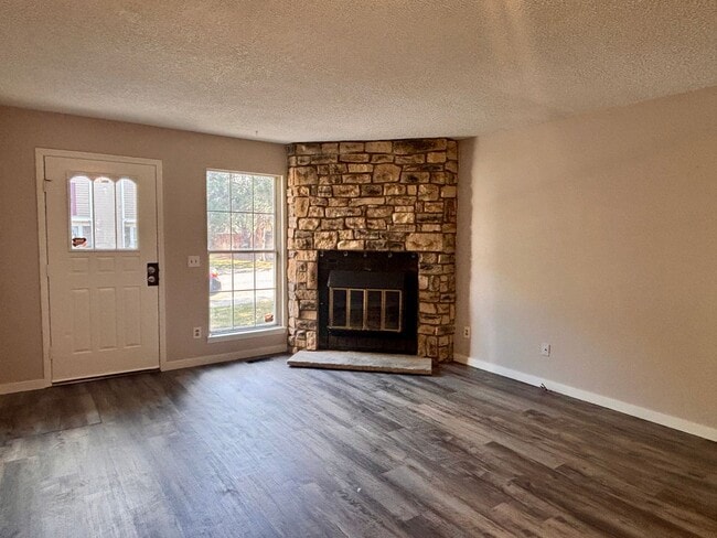 Building Photo - Newly Renovated 2-Bed Townhome Near Kingsborough Park — Available Now