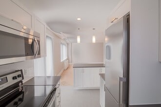 Building Photo - 4555 Av. Bonavista