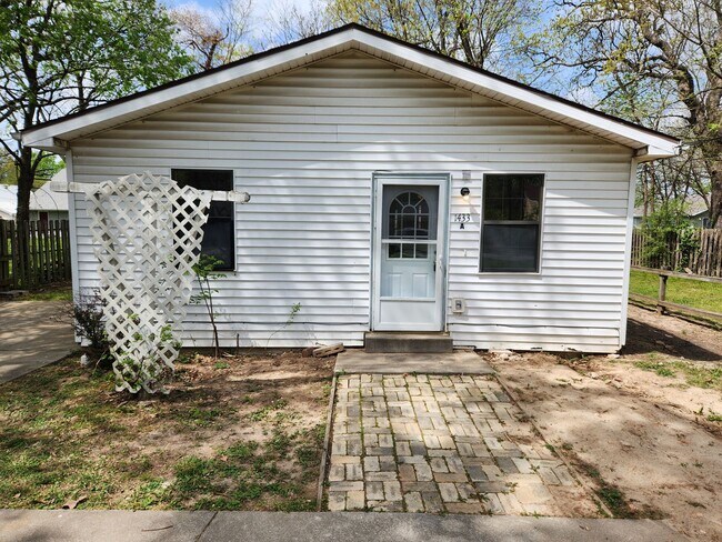 Foto del edificio - Spacious 2-Bedroom, 1-Bathroom Home AVAILA...