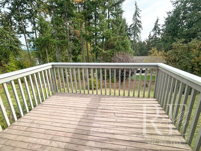 Foto del edificio - Charming 2-Story Duplex in Silverdale