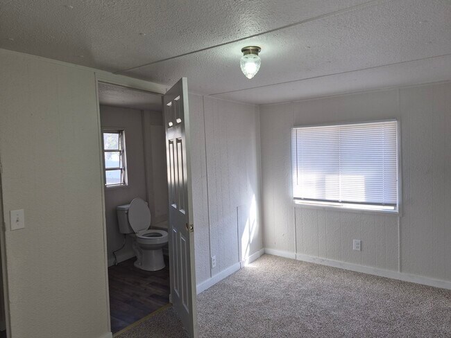 Building Photo - 209 S Ave B