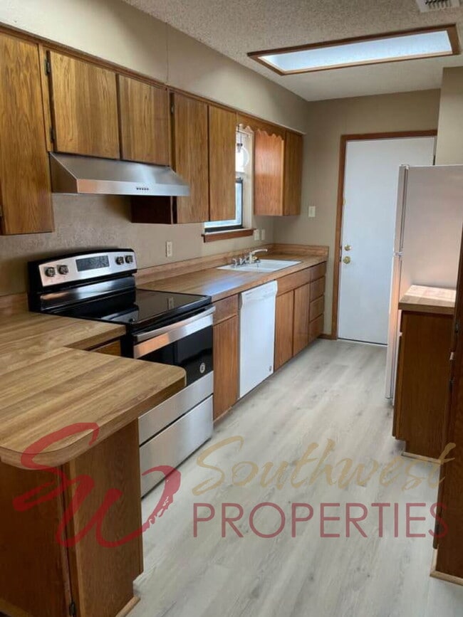 Building Photo - Spacious 3 Bed / 2 Bath Close to Everything