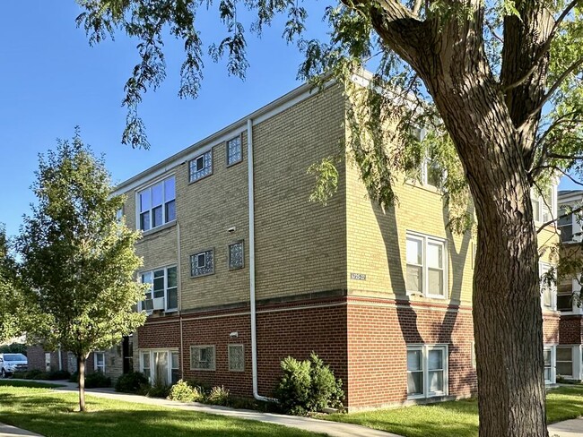 Building Photo - 6725 N California Ave