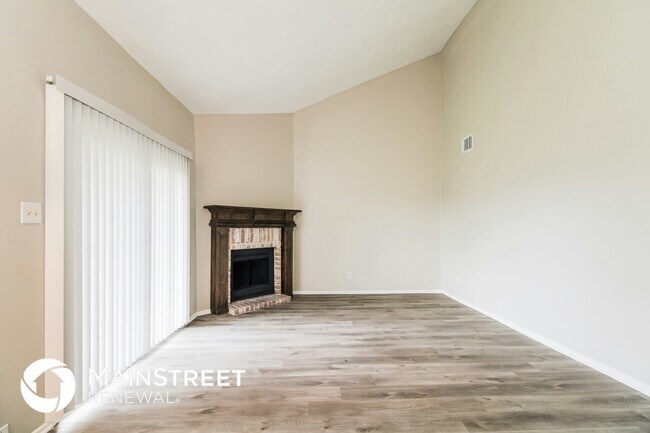 Foto del edificio - 5310 Riverwood Dr