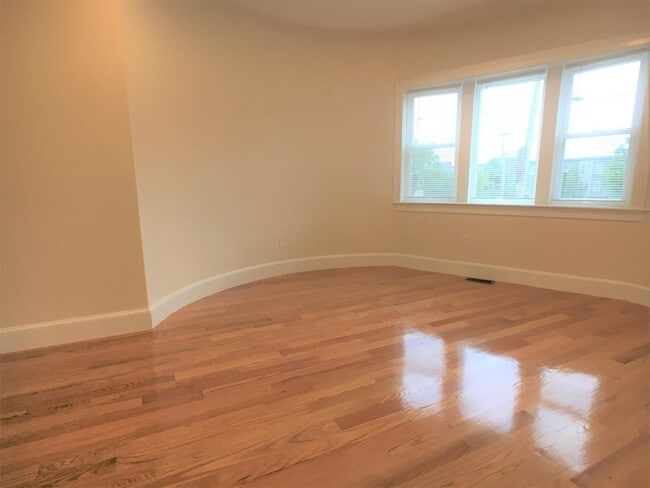 Building Photo - 67 Temple St