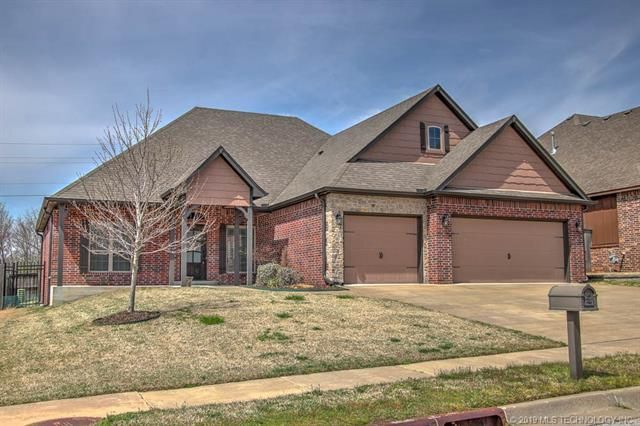 Building Photo - Beautiful 3 Bedroom with Game Room in Bixby.