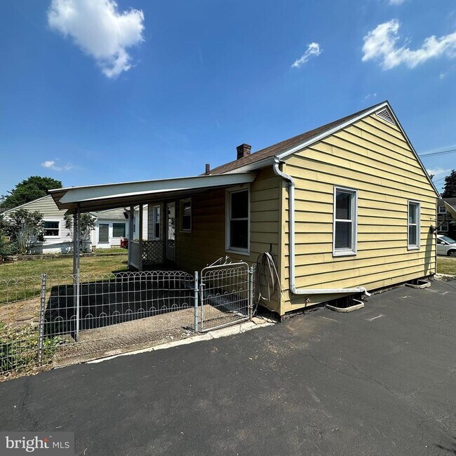 Building Photo - 1061 S Coldbrook Ave