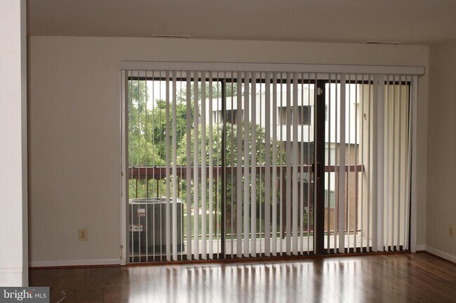 Building Photo - 10127 Prince Pl