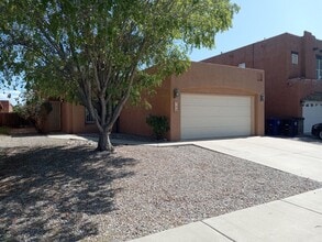 Building Photo - 728 Nicklaus Dr SW