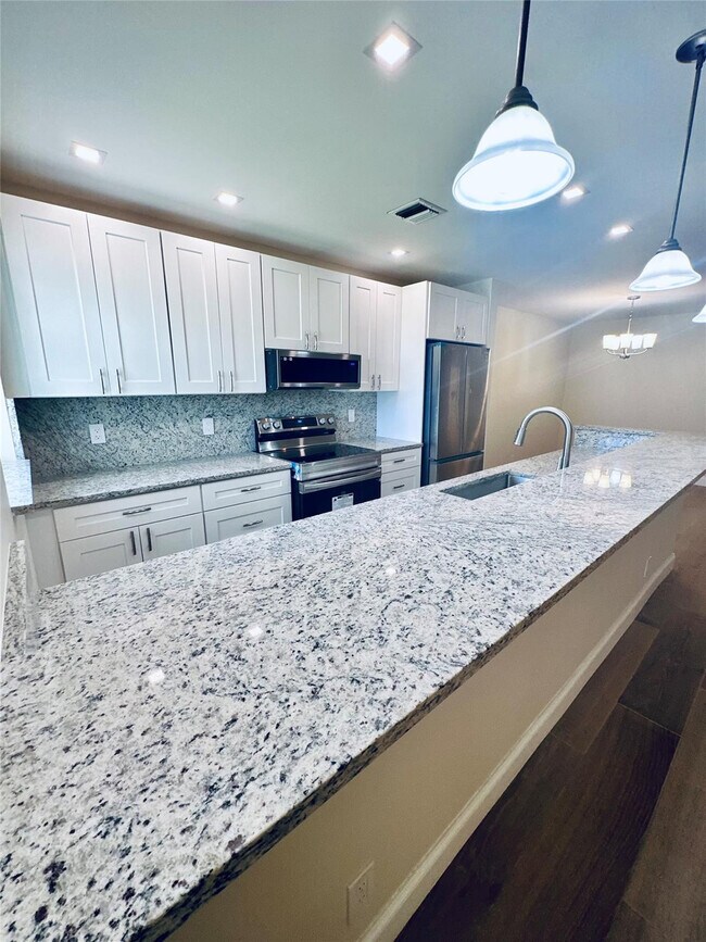 Foto del edificio - 14676 Canalview Dr