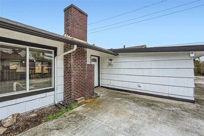 Building Photo - Beautifully Updated 4-Bedroom Home