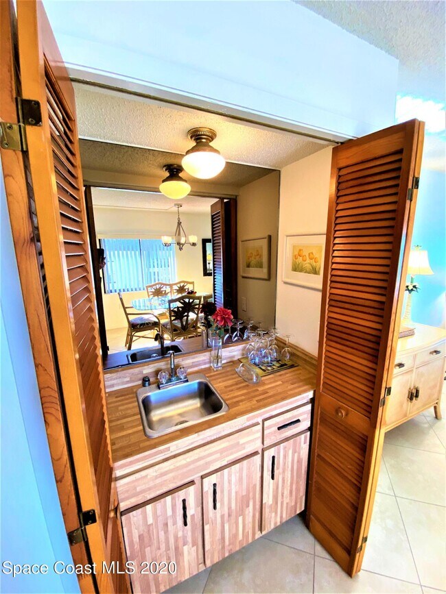 Foto del edificio - 8498 Ridgewood Ave