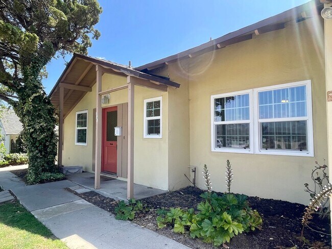Foto del edificio - Updated 4-Bed 2-Bath | $4220 Mo | Large yard | Fruit Trees