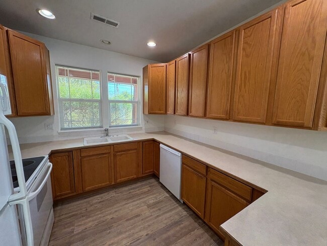 Building Photo - SPACIOUS HOME IN BOYD ACRES NEIGHBORHOOD A...