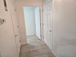 Building Photo - 6868 Sky Pointe Dr