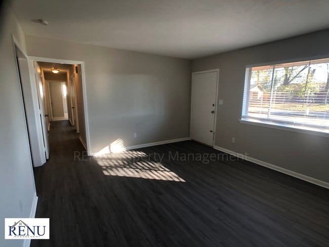 Building Photo - 5 Bedroom Home Available Now