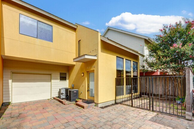 Foto del edificio - Urban 2-Bedroom Townhome within a Gated Co...