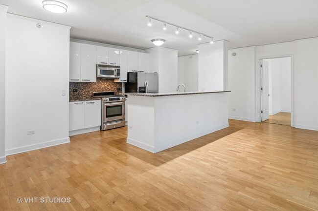 Building Photo - 450 E Waterside Dr